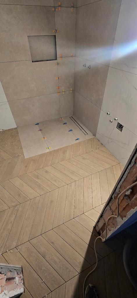 Kupaonica s walk-in tušem i podom u riblja kost uzorku