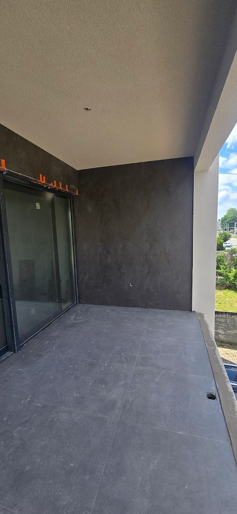 Balkon s tamnim velikoformatnim pločicama